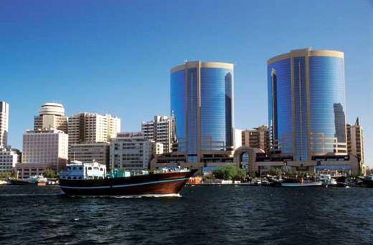 Iran, tensione anche a Dubai: niente voli e allarme sui social