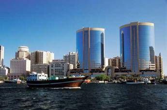 Iran, tensione anche a Dubai: niente voli e allarme sui social