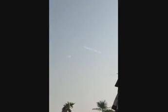 Iran lancia missili su Dubai, turisti 'spettatori' in spiaggia - Video