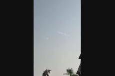 Iran lancia missili su Dubai, turisti 'spettatori' in spiaggia - Video