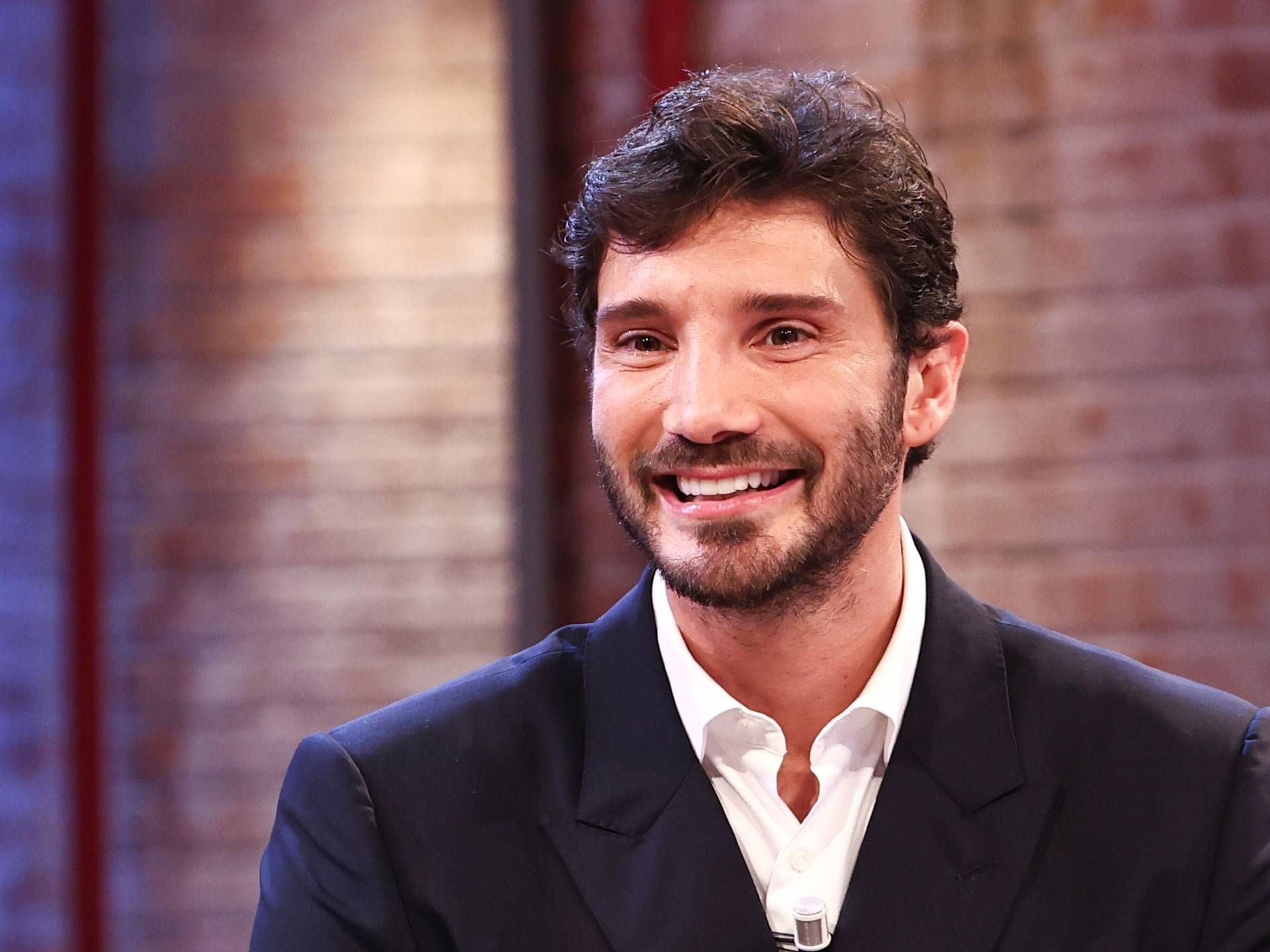 De Martino conduttore di Sanremo 2027, il golden boy Rai pronto a guidare il festival