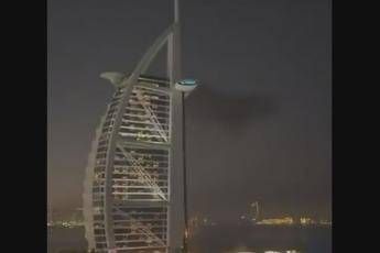 Dubai, il super hotel colpito da drone iraniano - Video