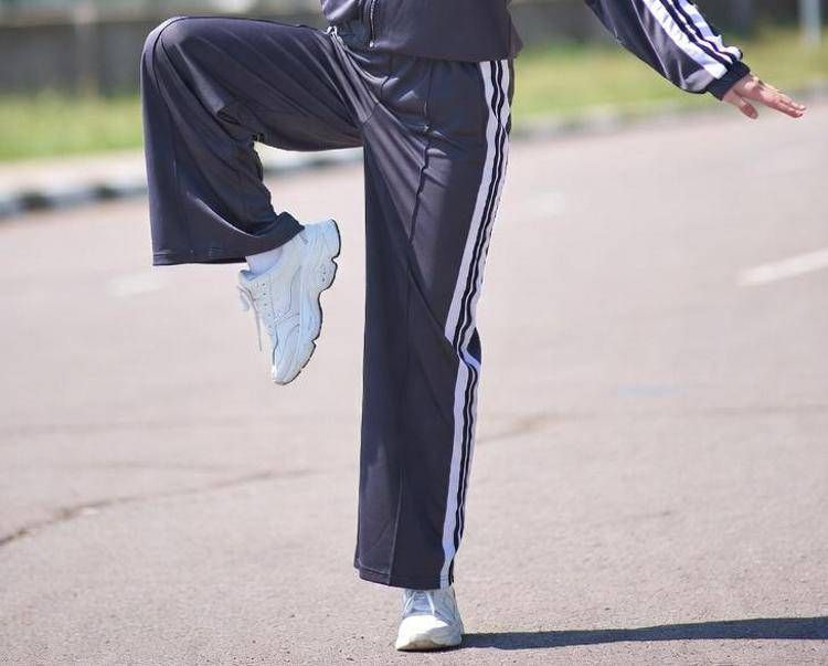 Una persona su una gamba sola