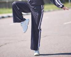 Una persona su una gamba sola