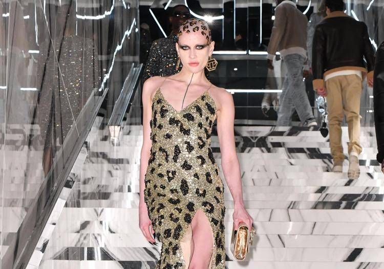 Uno dei look in passerella di Philipp Plein