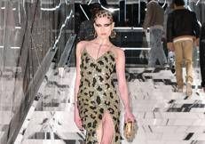 Uno dei look in passerella di Philipp Plein