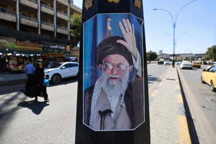 Manifesto con immagine di Ali Khamenei (Afp)