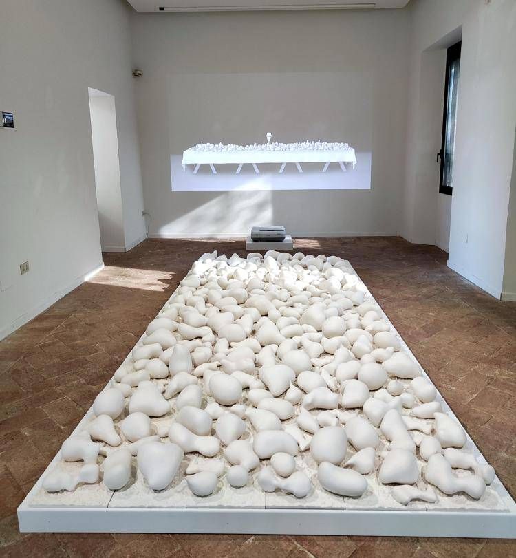 L'abbondanza e la scarsità di cibo, l'opera di Itamar Gilboa in mostra al Mic Faenza