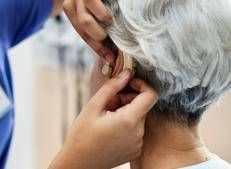 Signora con apparecchio acustico ()