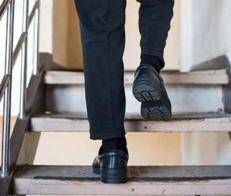 Una persona sale le scale