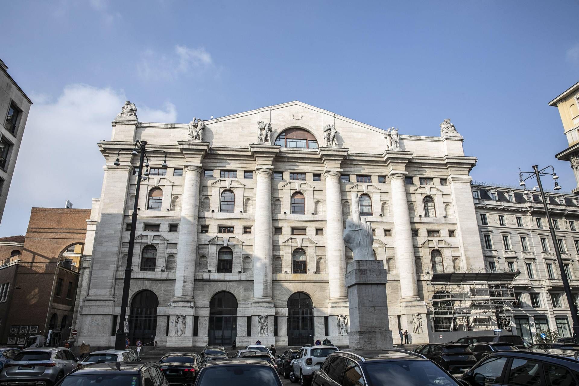 Attacco all'Iran, prezzi petrolio salgono ancora. Borse aprono in rosso