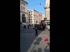 Roma, rientrato allarme bomba per trolley abbandonato a Largo Chigi - Video