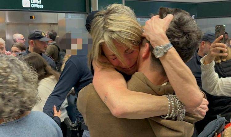 Malpensa, atterrato volo con 200 studenti bloccati a Dubai: li accoglie un lungo applauso