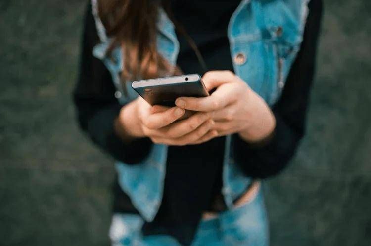 Una ragazza con lo smartphone