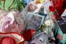 Foto del piccolo Domenico davanti all'ospedale Monaldi - Ipa