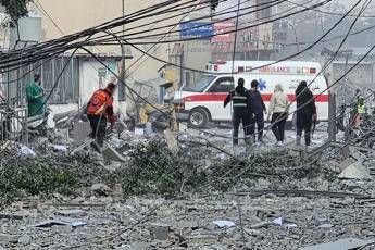 Libano, macerie e soccorsi a Beirut dopo i raid israeliani - Afp