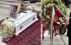 Fiori e foto sulla bara bianca del piccolo Domenico. A destra la corona di fiori inviata dalla premier Meloni - Adnkronos