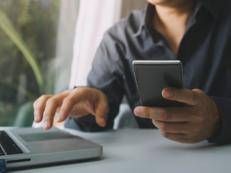 Giovane in smart working (Foto )