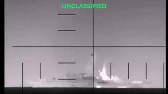 Iran, il sottomarino Usa affonda la nave di Teheran con un siluro – Video