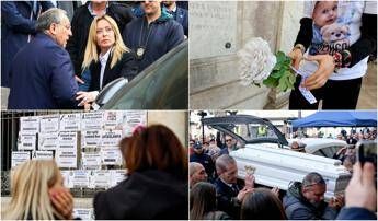 Giorgia Meloni al funerale del piccolo Domenico. Fiori e foto sulla bara bianca 