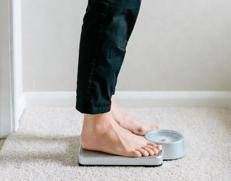 Una persona si pesa