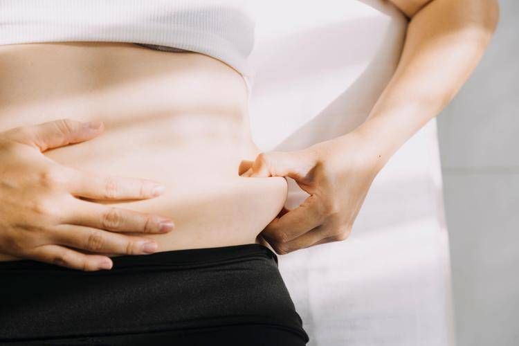 Donna si misura la pancia - (123Rf)