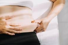 Donna si misura la pancia - (123Rf)