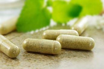 Moringa, curcuma e spirulina. L'immunologo sugli integratori: "Non c'è assenza di rischi"