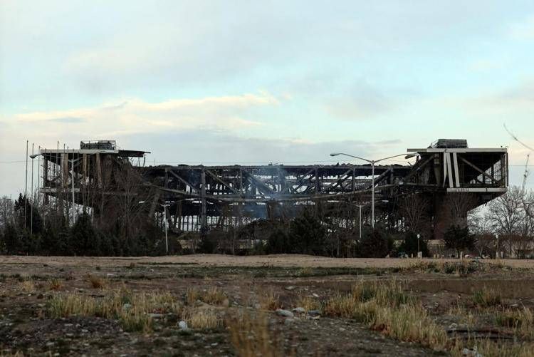 Le rovine dello stadio Azadi a Teheran