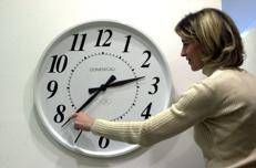 Spostare le lancette dell'orologio - Fotogramma