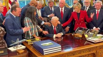 Trump, la preghiera alla Casa Bianca: il video virale