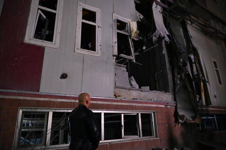 Una veduta della chiesa colpita da un razzo all'interno di un complesso residenziale nella città di Ankawa, a Erbil, capitale della regione del Kurdistan iracheno - (Ipa)