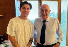 Paulo Dybala e il chirurgo Mariani che l'ha operato a Villa Stuart