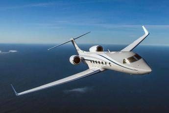 Iran, la guerra spinge la speculazione: boom dei prezzi per i voli privati da Dubai