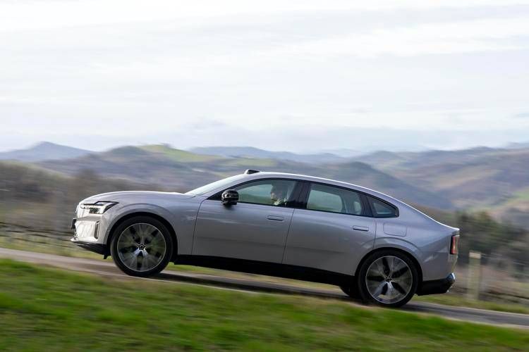 Volvo Es90, con gli 800 volt l'elettrica diventa senza pensieri