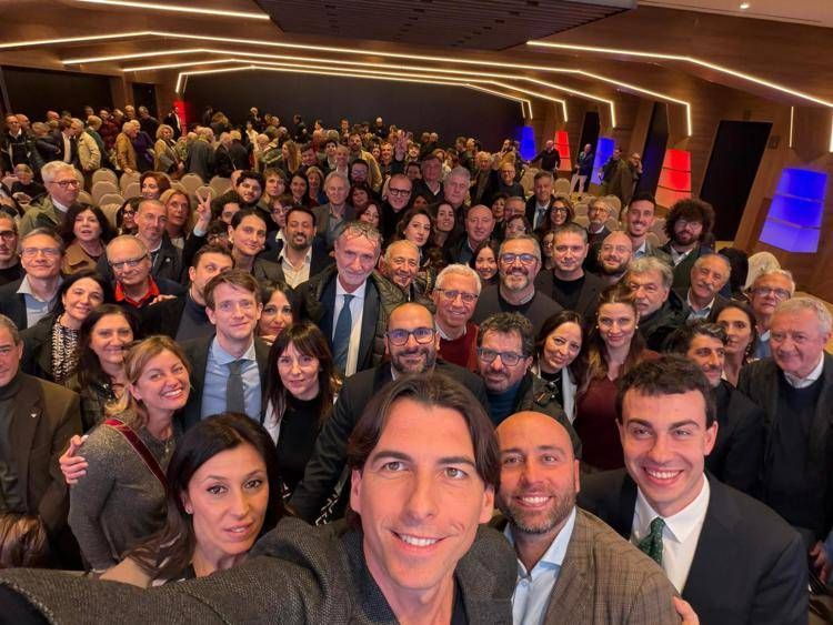 Alessandro Onorato nel selfie con i rappresentati dei comitati locali