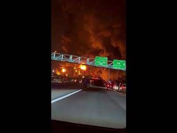 Iran, Teheran brucia: la città è una palla di fuoco - Video
