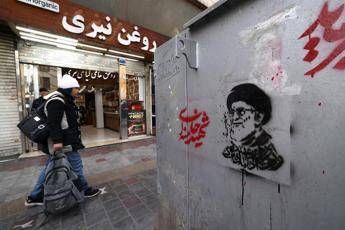 Iran, ritratto di Khamenei per le strade di Teheran - Afp