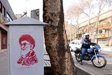 Iran, ritratto di Khamenei per le strade di Teheran - Afp