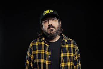 Piotta torna con l'album 'Si riparano ricordi' tra rap emozionale e cantautorato