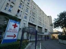 Napoli, giovane donna accoltellata in autobus: l'aggressore si toglie la vita