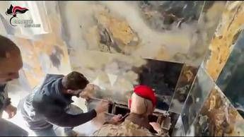 Reggio Calabria, scoperto dai carabinieri bunker nascosto in edificio in costruzione - Video