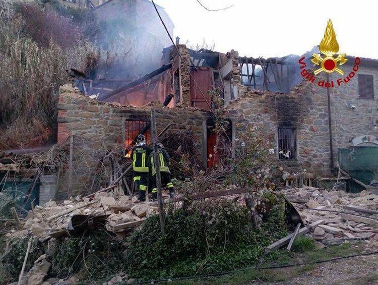 Esplosione a Pescia, crolla palazzina rurale ad Aramo: una vittima