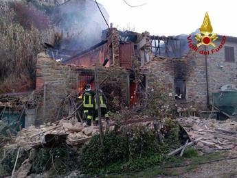 Esplosione a Pescia, crolla palazzina rurale ad Aramo: una vittima