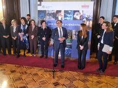 La Russa inaugura mostra su scienziate italiane: 