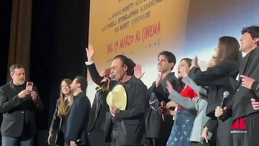 ‘Notte prima degli esami 3.0’, sorpresa Venditti all’anteprima: canta e parte il coro in sala