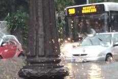 Grandinata a Roma sud e sul litorale: strade allagate e traffico in tilt. Piste 'imbiancate' a Fiumicino