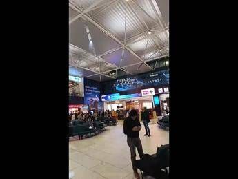 Maltempo a Roma, piove dentro l'aeroporto di Fiumicino: il video del terminal allagato