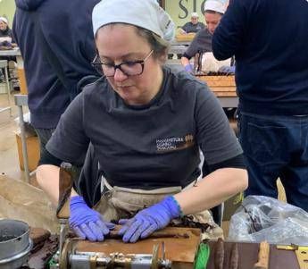 La sigaraia Vania presso Manifatture Sigaro Toscano - (foto Adnkronos)