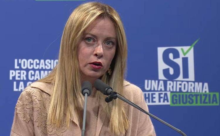 Giorgia Meloni sul palco dell